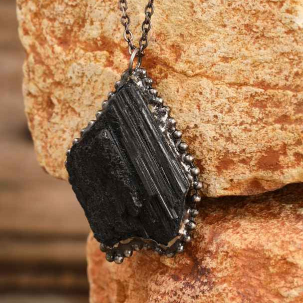 Turmalin Halskette - Naturmedallion eingefasst