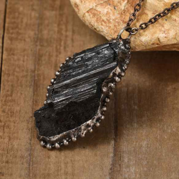 Turmalin Halskette - Naturmedallion eingefasst