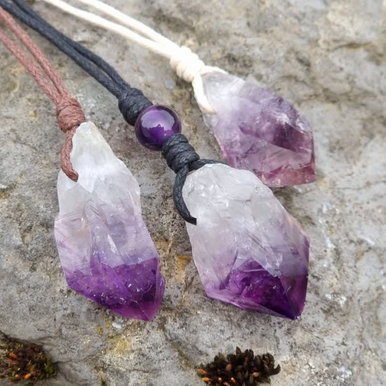 Amethyst Halskette - Unbearbeitet mit Lederband